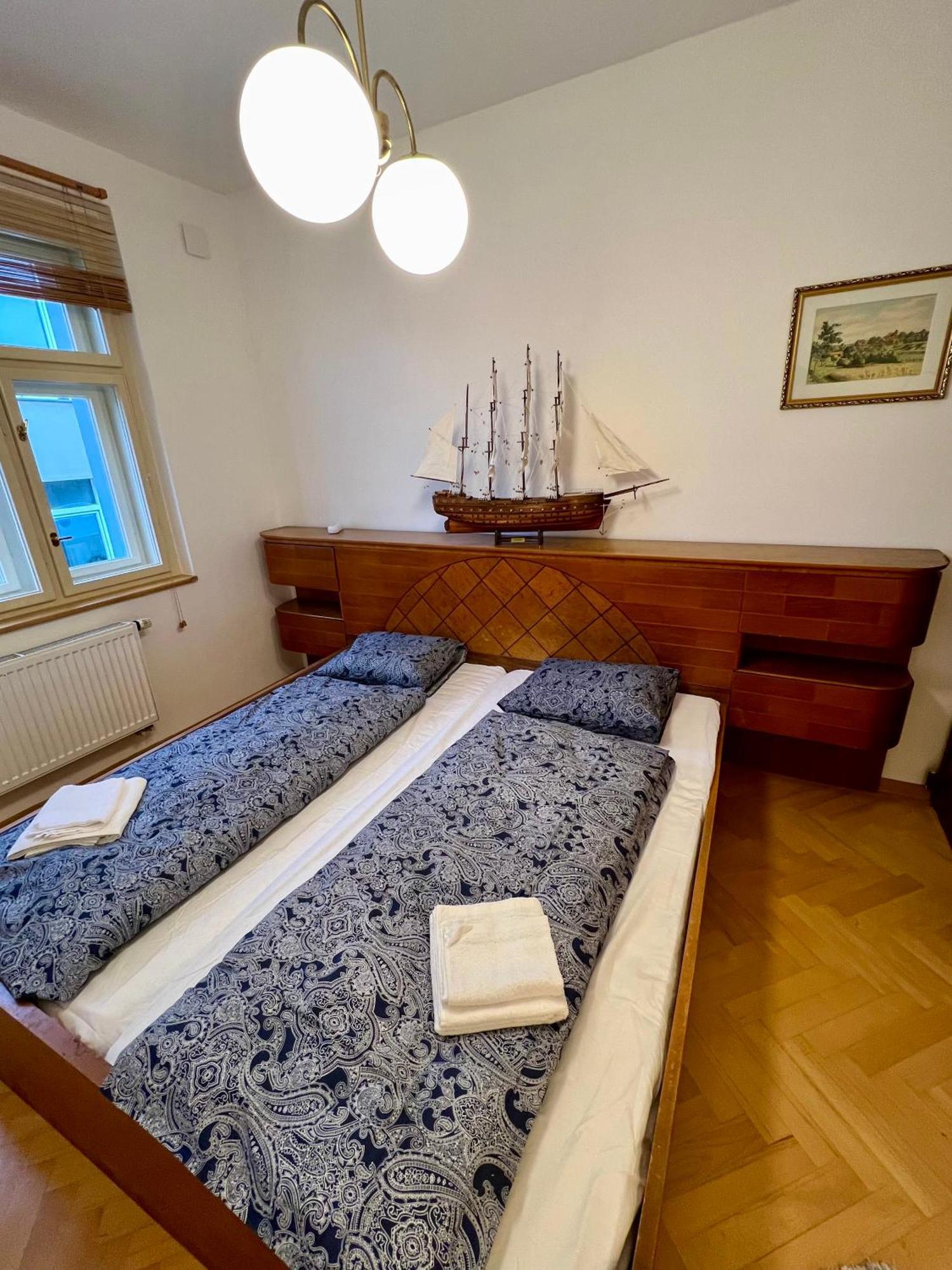 Retro 700sqm Indoor-pool, Sauna, Bbq, Table Soccer Villa Praga
